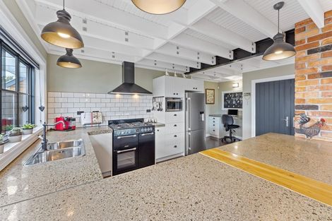 Photo of property in 5 Colombo Street, Hokowhitu, Palmerston North, 4410