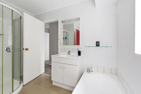 Photo of property in 16 Kearney Place, Massey, Auckland, 0614