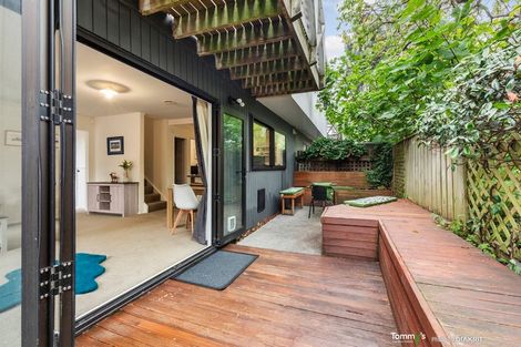 Photo of property in 4/163 Queens Drive, Lyall Bay, Wellington, 6022