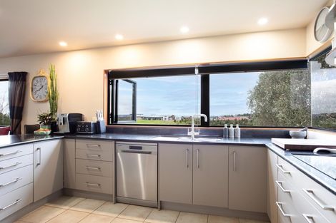 Photo of property in 33 Ruapehu Drive, Fitzherbert, Palmerston North, 4410