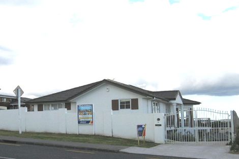 Photo of property in 52 Luckens Road, West Harbour, Auckland, 0618