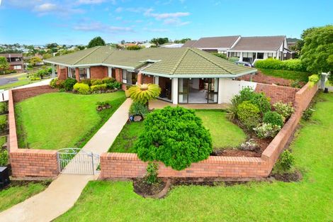 Photo of property in 1 Seagrove Road, West Harbour, Auckland, 0618