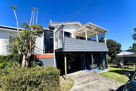 Photo of property in 3 Hillary Heights Avenue, Glendene, Auckland, 0602