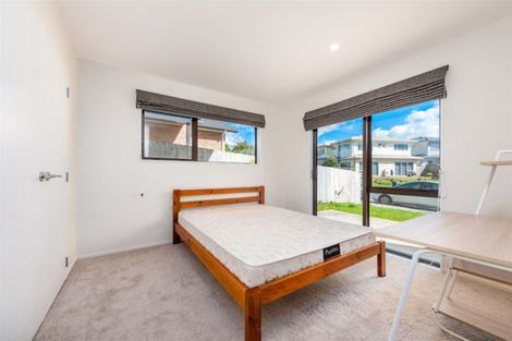 Photo of property in 21 Midhurst Avenue, Henderson, Auckland, 0612