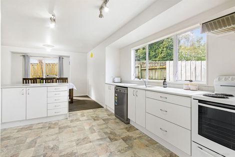 Photo of property in 2/39 Sungrove Rise, Sunnyvale, Auckland, 0612