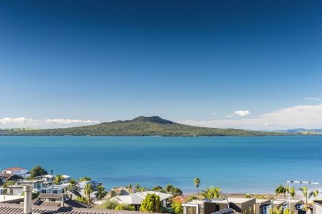 Photo of property in 62 Seaview Road, Castor Bay, Auckland, 0620