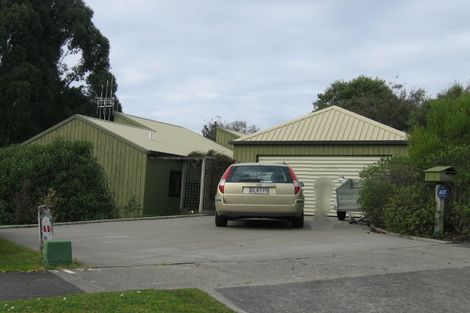 Photo of property in 28 Springdale Grove, Fitzherbert, Palmerston North, 4410