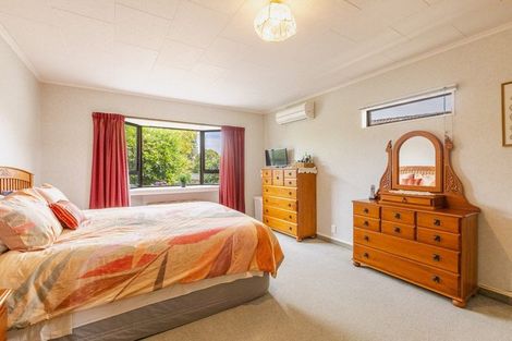 Photo of property in 9 Deakin Place, Clive, 4102