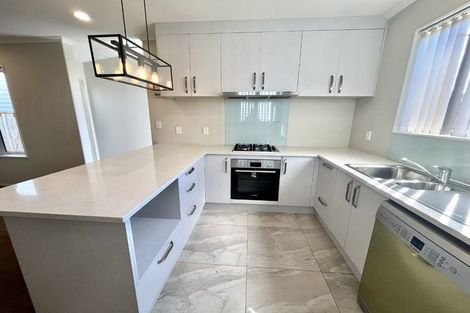 Photo of property in 21 Stitchbird Crescent, Papakura, 2110