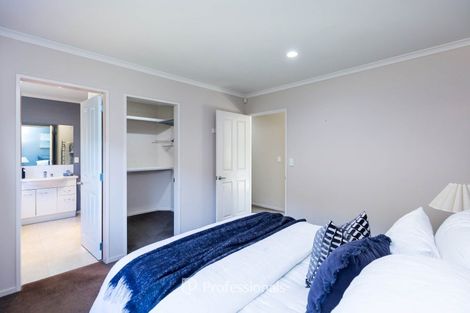 Photo of property in 17 Aragon Grove, Kingsley Heights, Upper Hutt, 5018