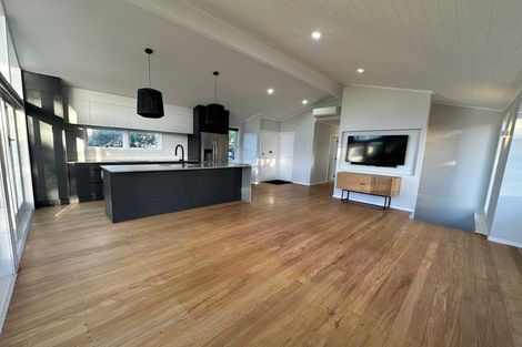 Photo of property in 28 Bert Wilson Place, Cockle Bay, Auckland, 2014
