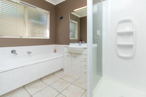 Photo of property in 154 Wattle Farm Road, Wattle Downs, Auckland, 2103