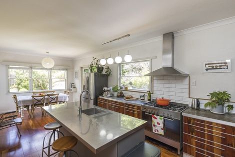 Photo of property in 546 Featherston Street, Roslyn, Palmerston North, 4414