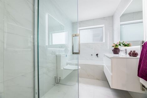 Photo of property in 3d Kingdale Road, Henderson, Auckland, 0610