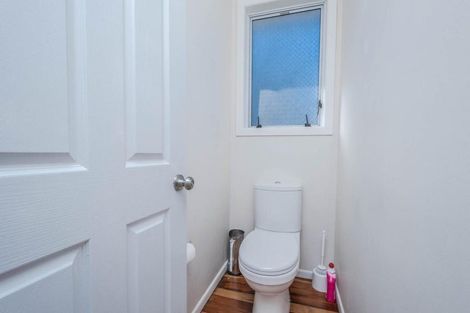 Photo of property in 27 Brooker Grove, Newlands, Wellington, 6037