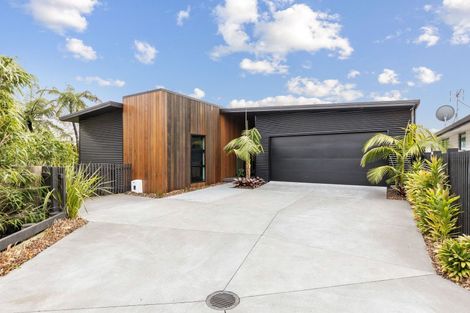 Photo of property in 12 Mackillop Way, Brooklands, New Plymouth, 4310