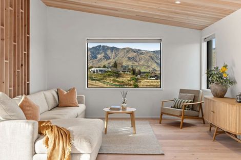 Photo of property in 33 Tomtit Crescent, Lake Hawea, 9382