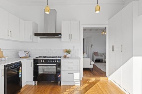 Photo of property in 16 Bulteel Street, New Plymouth, 4310