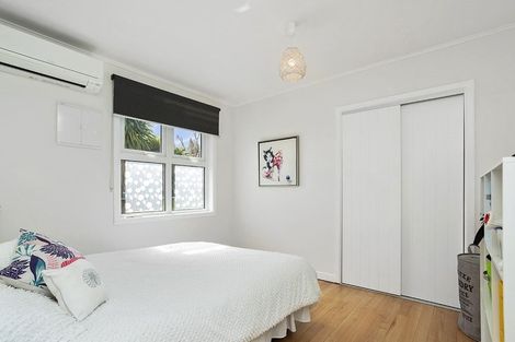 Photo of property in 15 Enderby Drive, Te Atatu Peninsula, Auckland, 0610