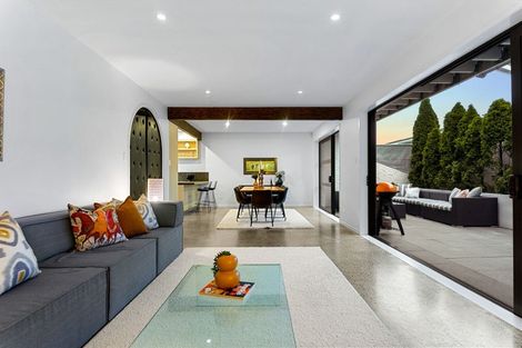 Photo of property in 2/11 Huntly Road, Campbells Bay, Auckland, 0630