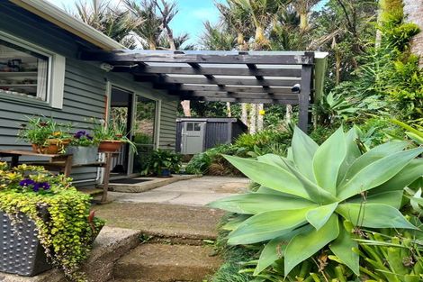 Photo of property in 10-12 Glenesk Road, Piha, New Lynn, 0772