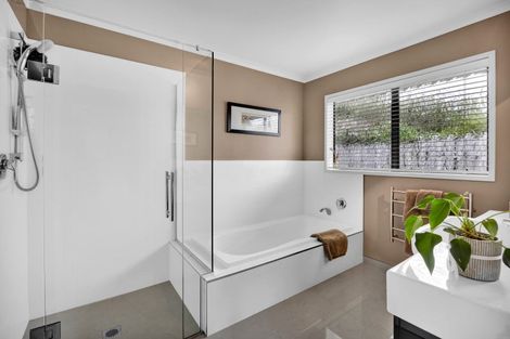 Photo of property in 3b Larsen Place, Merrilands, New Plymouth, 4312