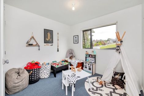 Photo of property in 15 Empressa Heights, Helensville, 0800