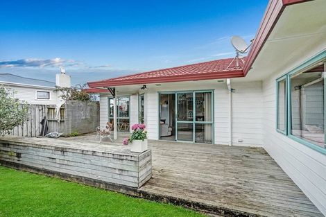 Photo of property in 4 Tiroroa Avenue, Te Atatu South, Auckland, 0610