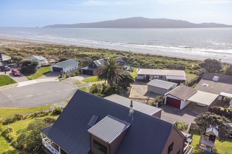 Photo of property in 11 Waiheke Street, Waikanae Beach, Waikanae, 5036