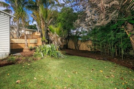 Photo of property in 32 Hatherlow Street, Glenfield, Auckland, 0629