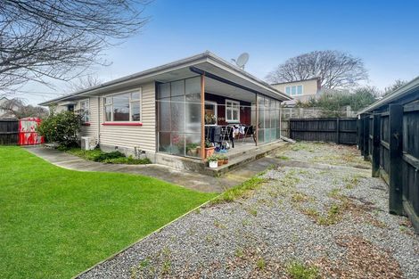 Photo of property in 137 Saint Andrews Square, Strowan, Christchurch, 8052
