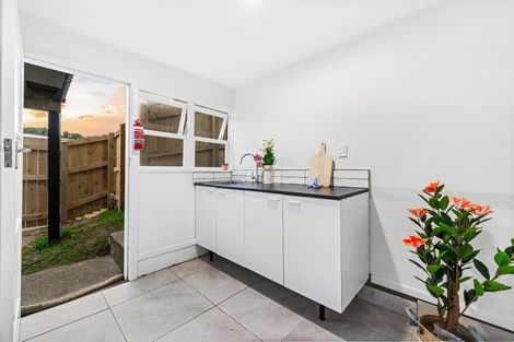 Photo of property in 2 Lowtherhurst Road, Massey, Auckland, 0614