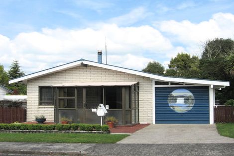 Photo of property in 2 Tirita Street, Kawaha Point, Rotorua, 3010