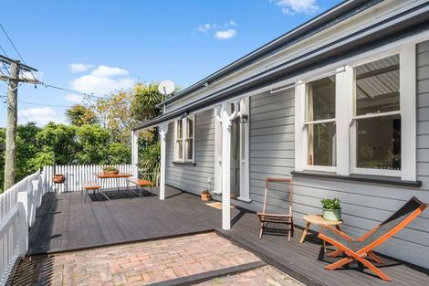 Photo of property in 19 Hawkhurst Road, Lyttelton, 8082