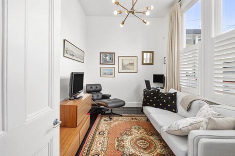 Photo of property in 7 Queen Street, Mount Victoria, Wellington, 6011