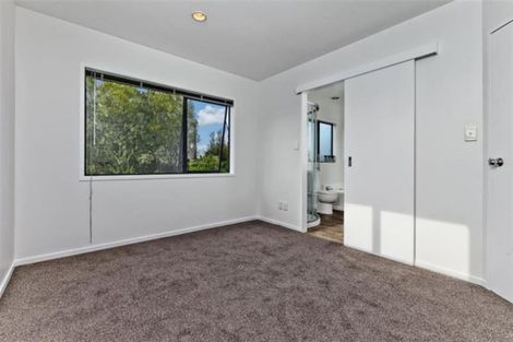 Photo of property in 1/5 Kilham Avenue, Northcote, Auckland, 0627