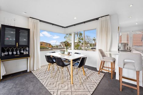 Photo of property in 210 East Coast Road, Forrest Hill, Auckland, 0620