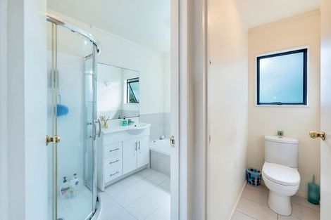 Photo of property in 2/8 Mchardy Place, Glenfield, Auckland, 0627