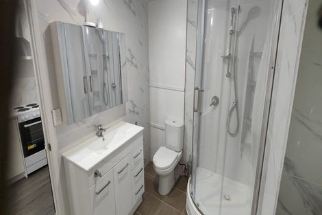 Photo of property in 2/68 Totaravale Drive, Totara Vale, Auckland, 0629