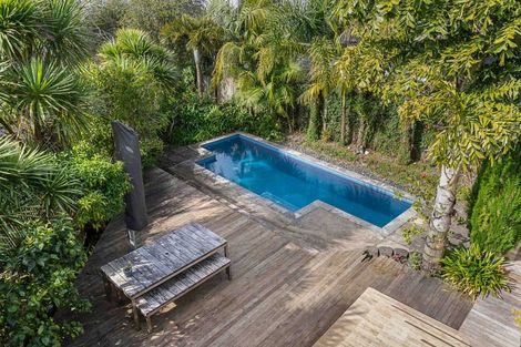 Photo of property in 2 Exmouth Road, Northcote, Auckland, 0627