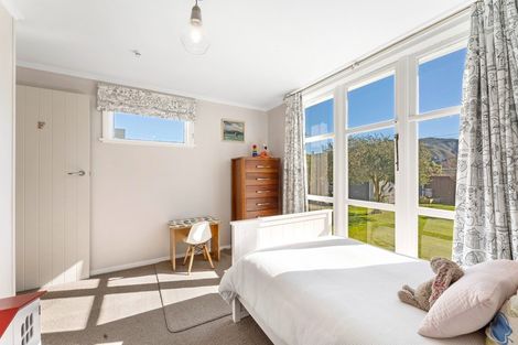 Photo of property in 32 Heretaunga Square, Silverstream, Upper Hutt, 5019