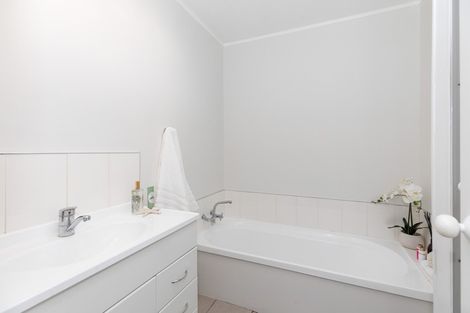 Photo of property in 33 Gilbass Avenue, Hamilton Lake, Hamilton, 3204