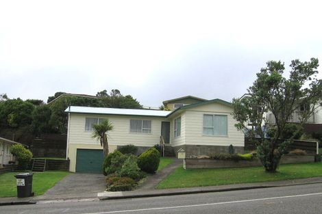 Photo of property in 70 Stewart Drive, Newlands, Wellington, 6037