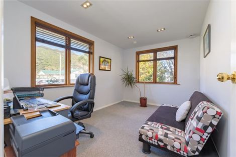 Photo of property in 2 Whakataki Grove, Waiwhetu, Lower Hutt, 5010