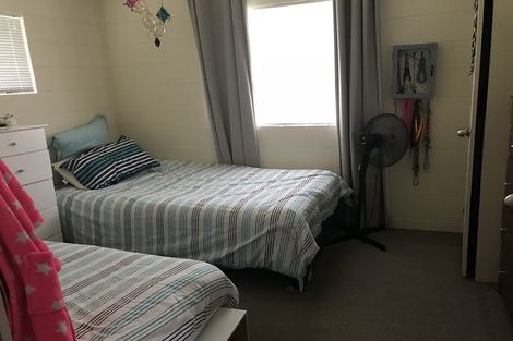 Photo of property in 2/15 Dunraven Place, Torbay, Auckland, 0630