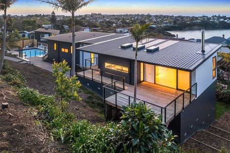 Photo of property in 1 Rangitoto View Road, Cockle Bay, Auckland, 2014