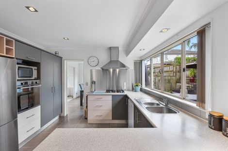 Photo of property in 16 Fernloche Place, Flat Bush, Auckland, 2016