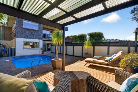 Photo of property in 4 Valdese Rise, Browns Bay, Auckland, 0630