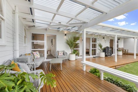 Photo of property in 4 Bayside Avenue, Te Atatu Peninsula, Auckland, 0610