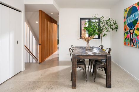 Photo of property in 2/50 Mandalay Terrace, Khandallah, Wellington, 6035